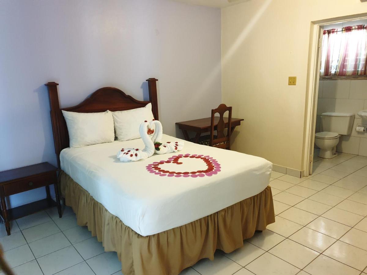 Palm Bay Guest House & Restaurant 몬테고 베이 외부 사진