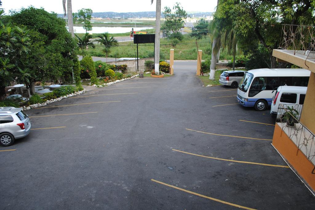 Palm Bay Guest House & Restaurant 몬테고 베이 외부 사진