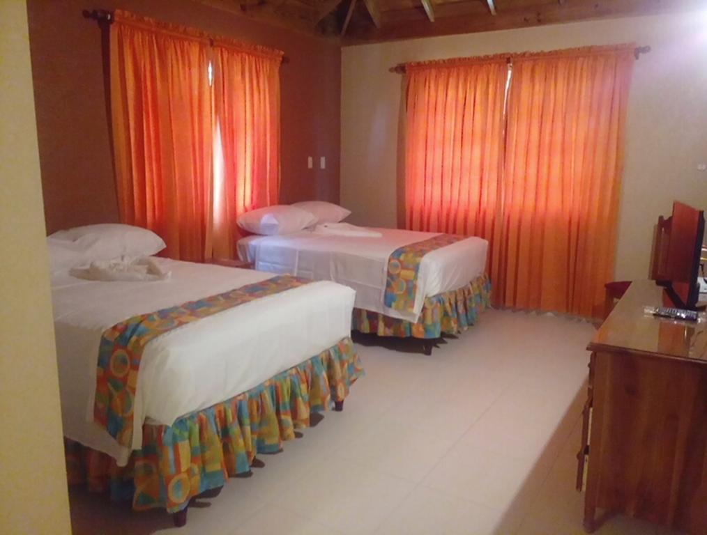 Palm Bay Guest House & Restaurant 몬테고 베이 외부 사진