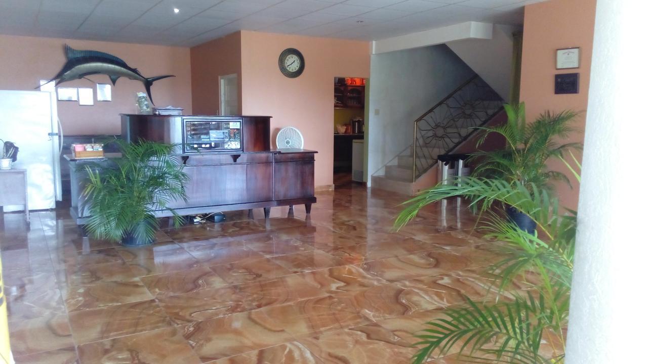 Palm Bay Guest House & Restaurant 몬테고 베이 외부 사진
